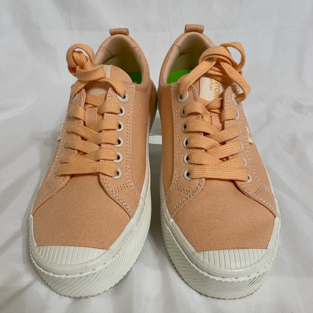 Cariuma Peach Canvas PANTONE OCA LOW VEGAN SNEAKERS, Peach/Wht Unisex: M8 W9.5 - Picture 3 of 14